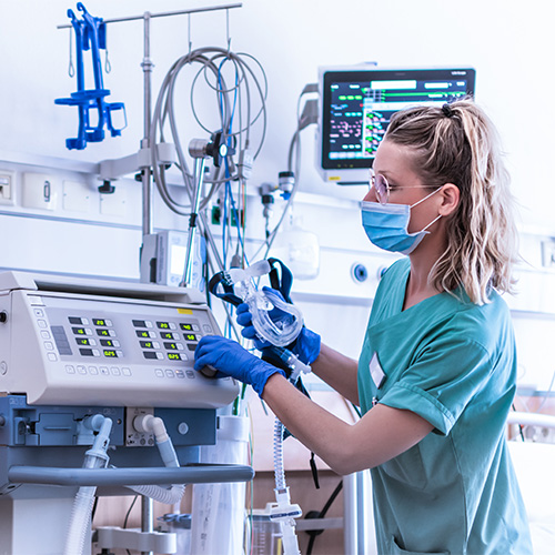RT pressing a button on a ventilation machine